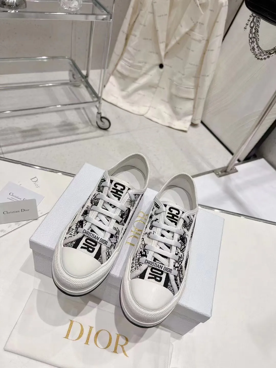 👟👟Ex-factory price 520👟👟 Dior’s 2025 Walk ‘n’ Dior embroidered mid-top casual shoes are new. On the fashion stage, Dior embroidered shoes are the well-deserved protagonist. Delicate stitching is used on the upper, every stitch is devoted to the craftsman's efforts, and every thread is woven with artistic poetry. From complex floral patterns to smart geometric textures, embroidery is like the magic that gives shoes life, allowing them to show dynamic beauty even in static conditions.   Wearing Dior embroidered shoes feels like stepping into a dream world full of art. It is not only a pair of shoes, but also a walking piece of art that perfectly integrates fashion and culture. Whether you are strolling on the bustling city streets or attending important social occasions, Dior embroidered shoes can add unique charm to your style and become the focus of everyone's attention.   Choosing Dior embroidered shoes means choosing a persistent pursuit of quality and a unique understanding of fashion. Let it accompany you through every wonderful moment and leave your own fashion mark.  Material: Sheepskin lining, feet, silk cowhide, size 35-41, heel height 5cm
